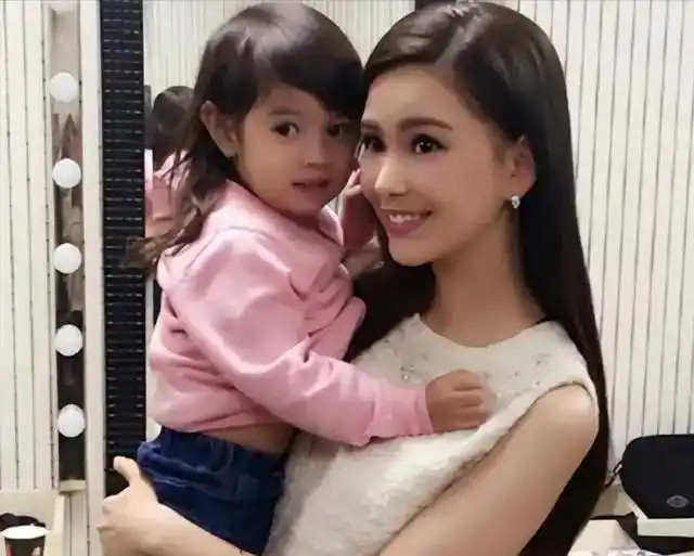 周杰伦女儿正脸照意外曝光，活脱脱就是迷你版周杰伦，没遗传昆凌美貌眼睛大小成谜