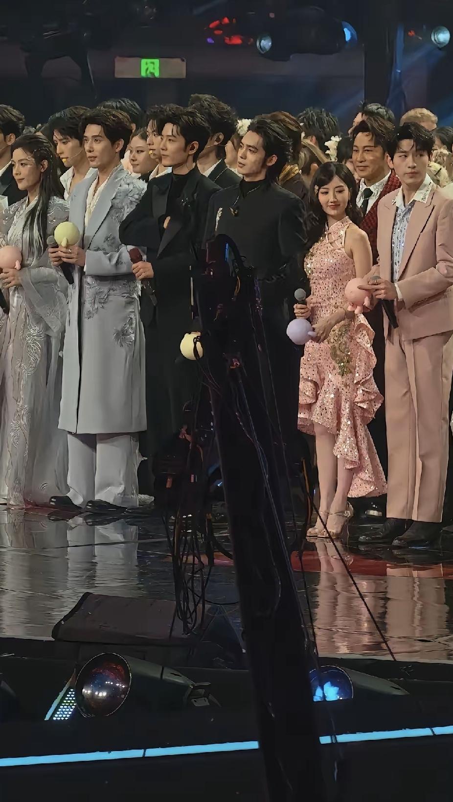 最近看到陈冠希又换了新发型，两边剃光头顶往后梳，还有点侧分。这造型一出来网上就吵