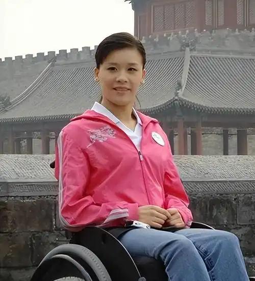 1998年，桑兰瘫痪后拿到了1000万美金的赔偿，就在这个时候，照顾了桑兰9年的