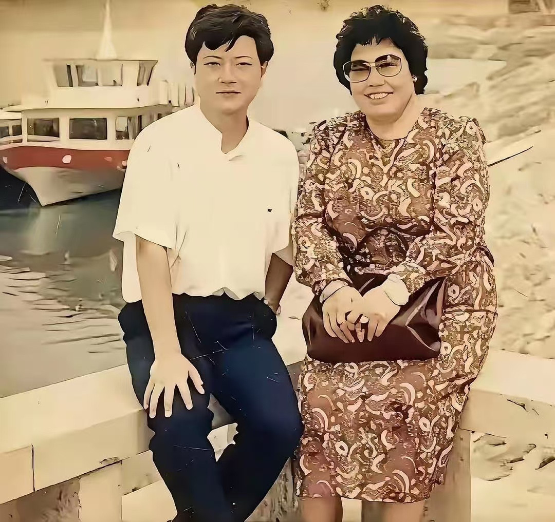 年轻时就很有暴发户包租婆的模样