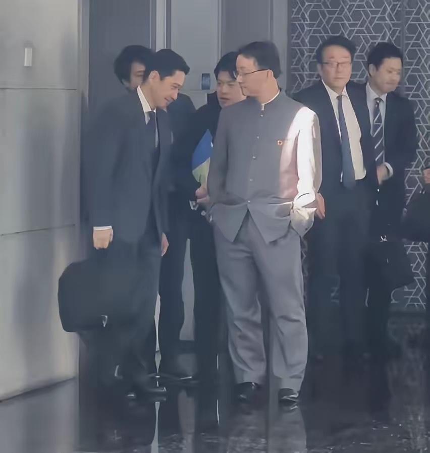 终于明白了为什么司长会双手插兜这不是礼仪，也不是得不得体，这是咱们的底线