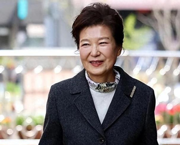 72岁朴槿惠出狱后住25亿豪宅！七狱警伺候如女皇，韩国政坛再掀风暴