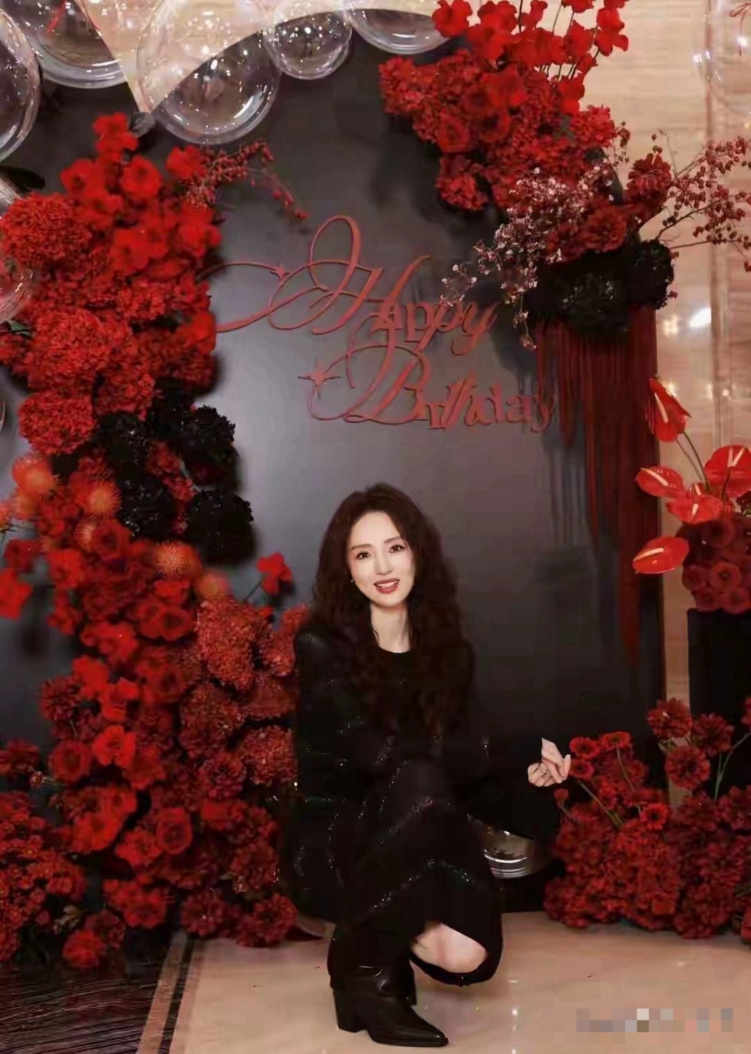 董璇46岁生日照难掩孕味，捧蛋糕肚子看着像四个月，小酒窝好漂亮