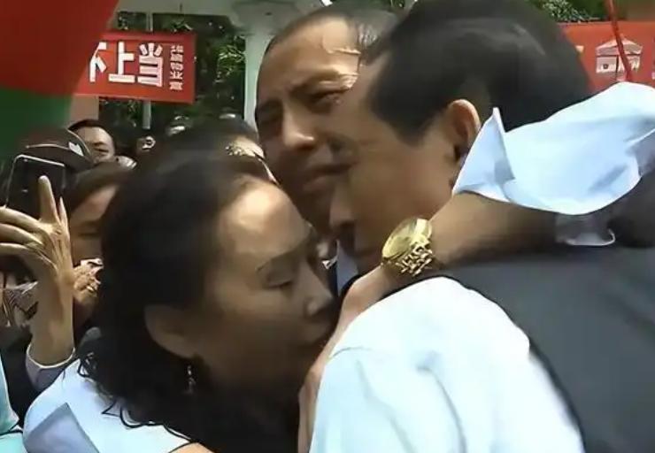 全网破防！富豪家两岁儿子不慎被拐，32年后找到，竟在农村卖菜为生，父母心如刀割，