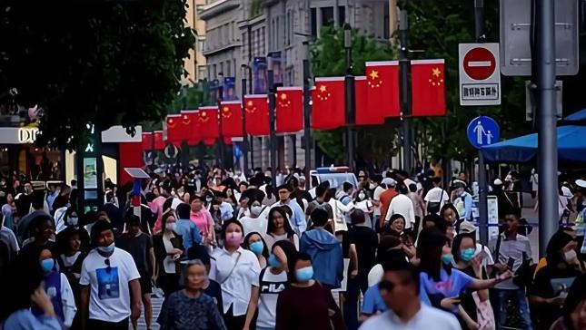 比通缩更可怕的，是14亿人突然都“想通了”，不买房、不换车、不折腾，存够老本才