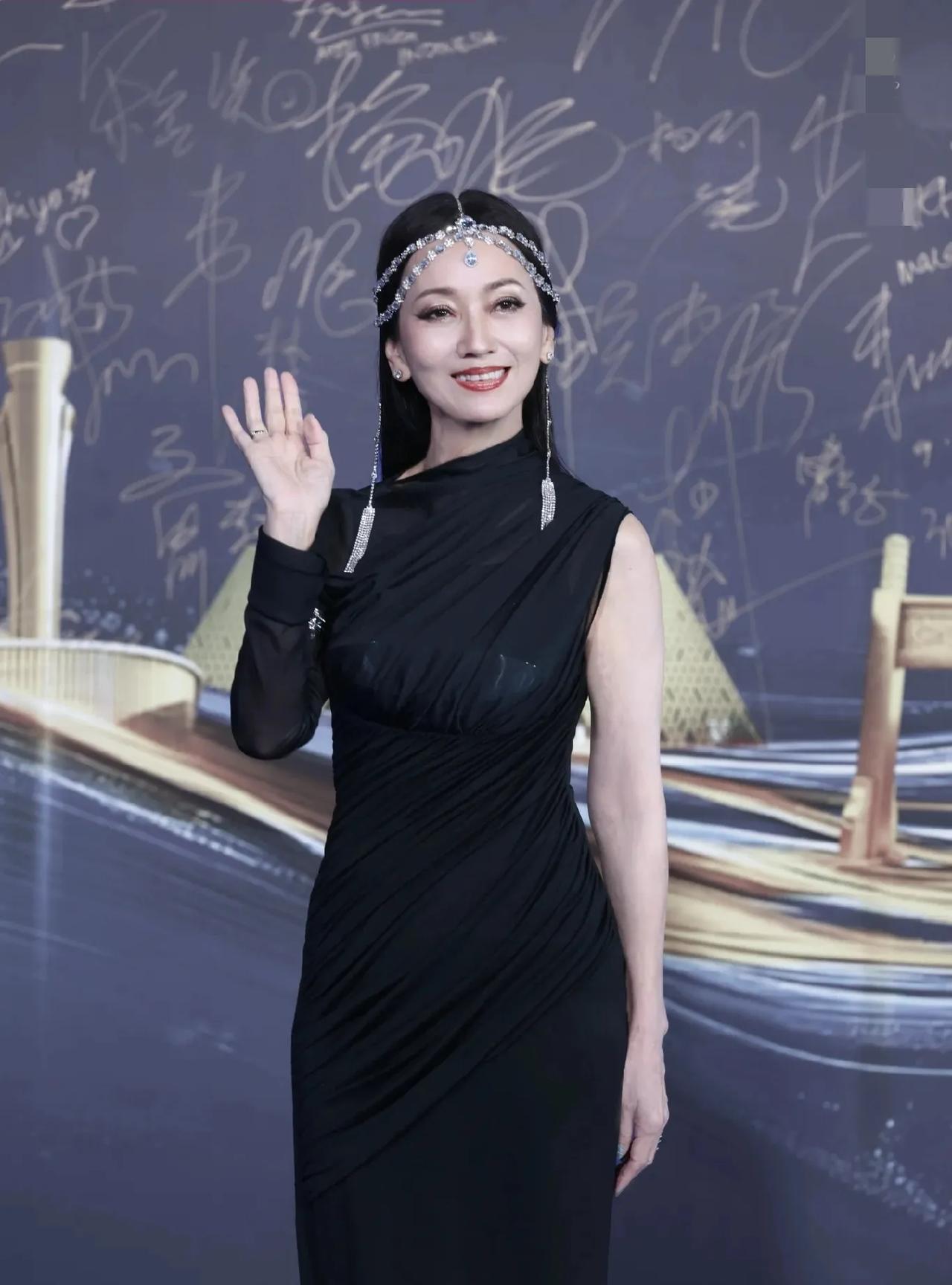 七十多岁的赵雅芝，真的太佩服她了，不说颜值，这个身材体态就很难得。#赵雅芝#