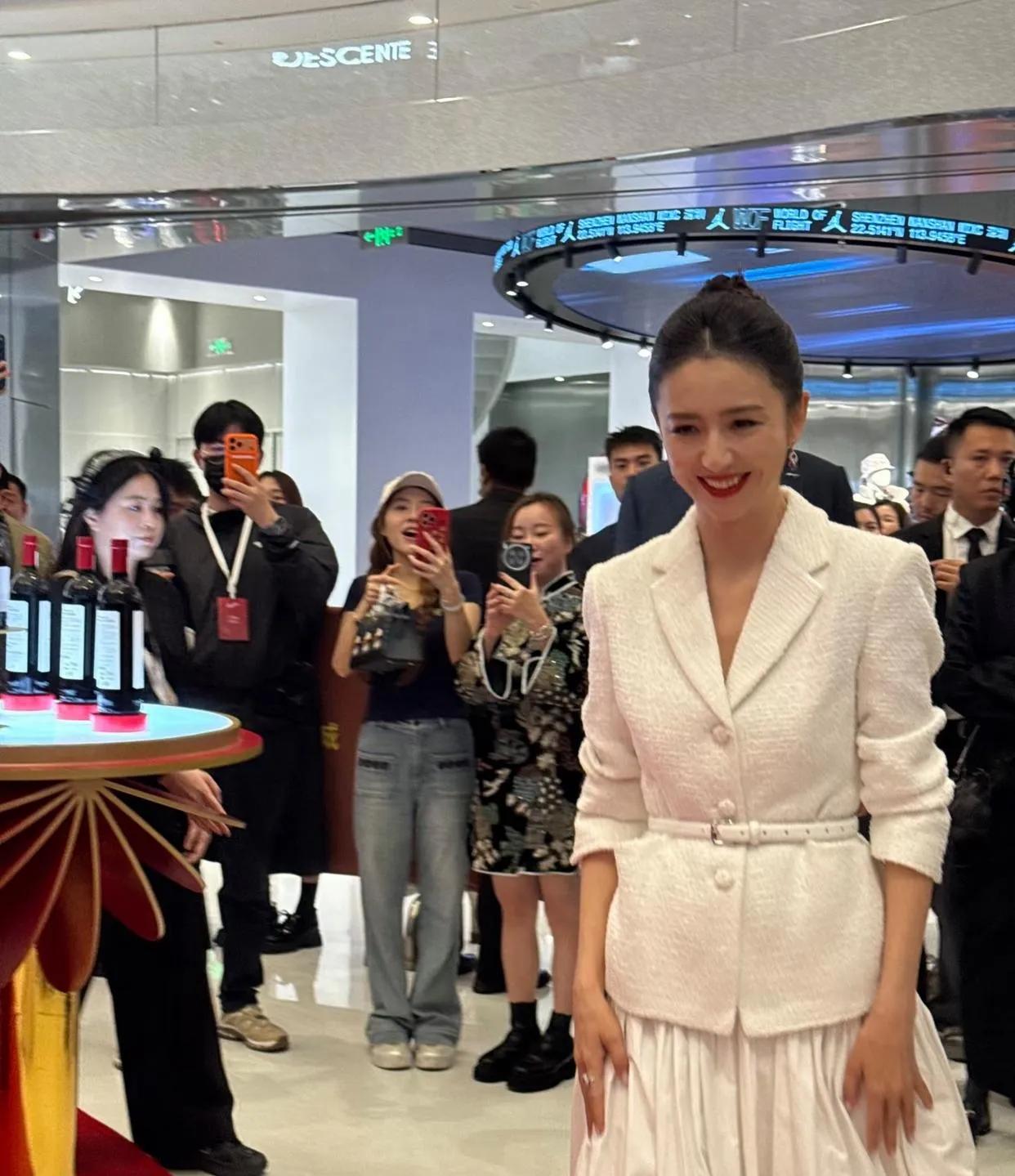 深圳万象城偶遇佟丽娅状态也太好了吧在深圳万象城偶遇佟丽娅出席活动，42岁