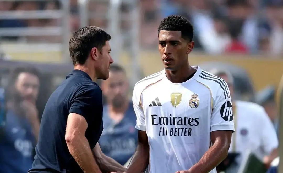 皇马的更衣室里，现在只挂三件球衣。你以为你买的是皇马球衣？不，你买的是姆巴佩