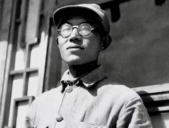 1929年，欧阳毅为了救毛主席，将消息尽快传递过去，跑得鞋都掉了，双脚更是血流不