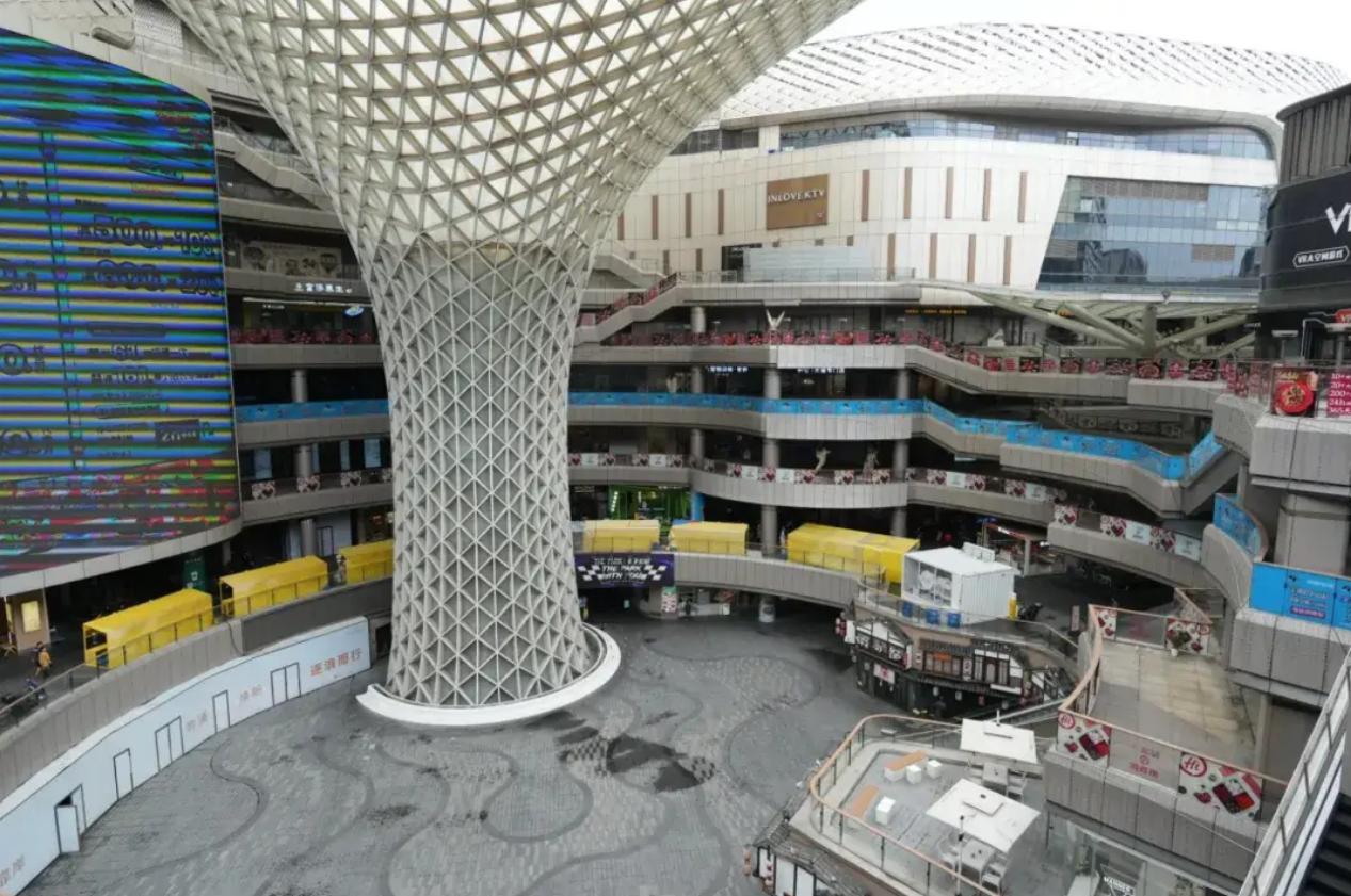 以前为何10亿人口的时候到处都是人，逛街、逛公园、去百货超市！现在14亿人口街