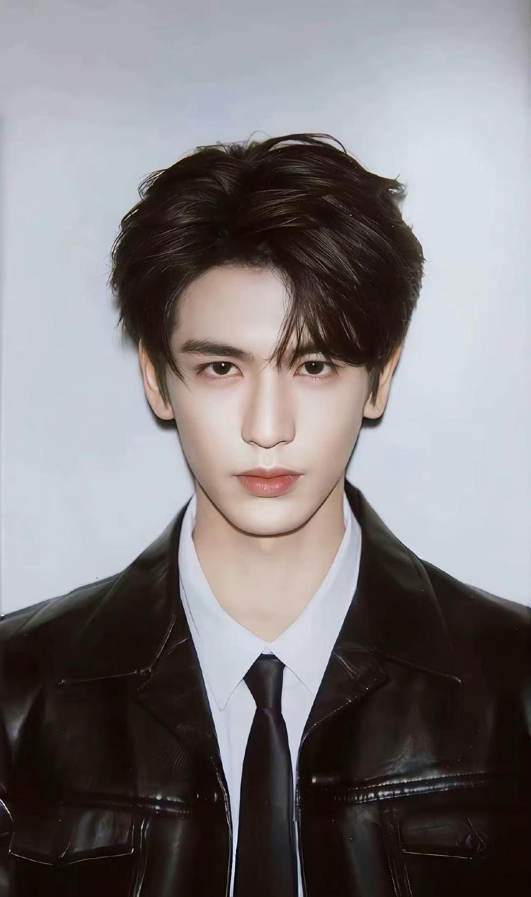 内娱建模脸天花板！张凌赫撕拉片写真帅到失语！张凌赫这组撕拉片真的帅得太权威了