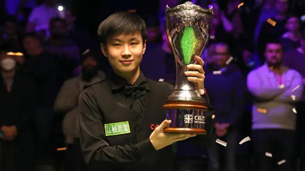 赵心童在威尔士公开赛打完第一轮比赛后，自己出钱，在兰迪德诺请了六位一起晋级的中国