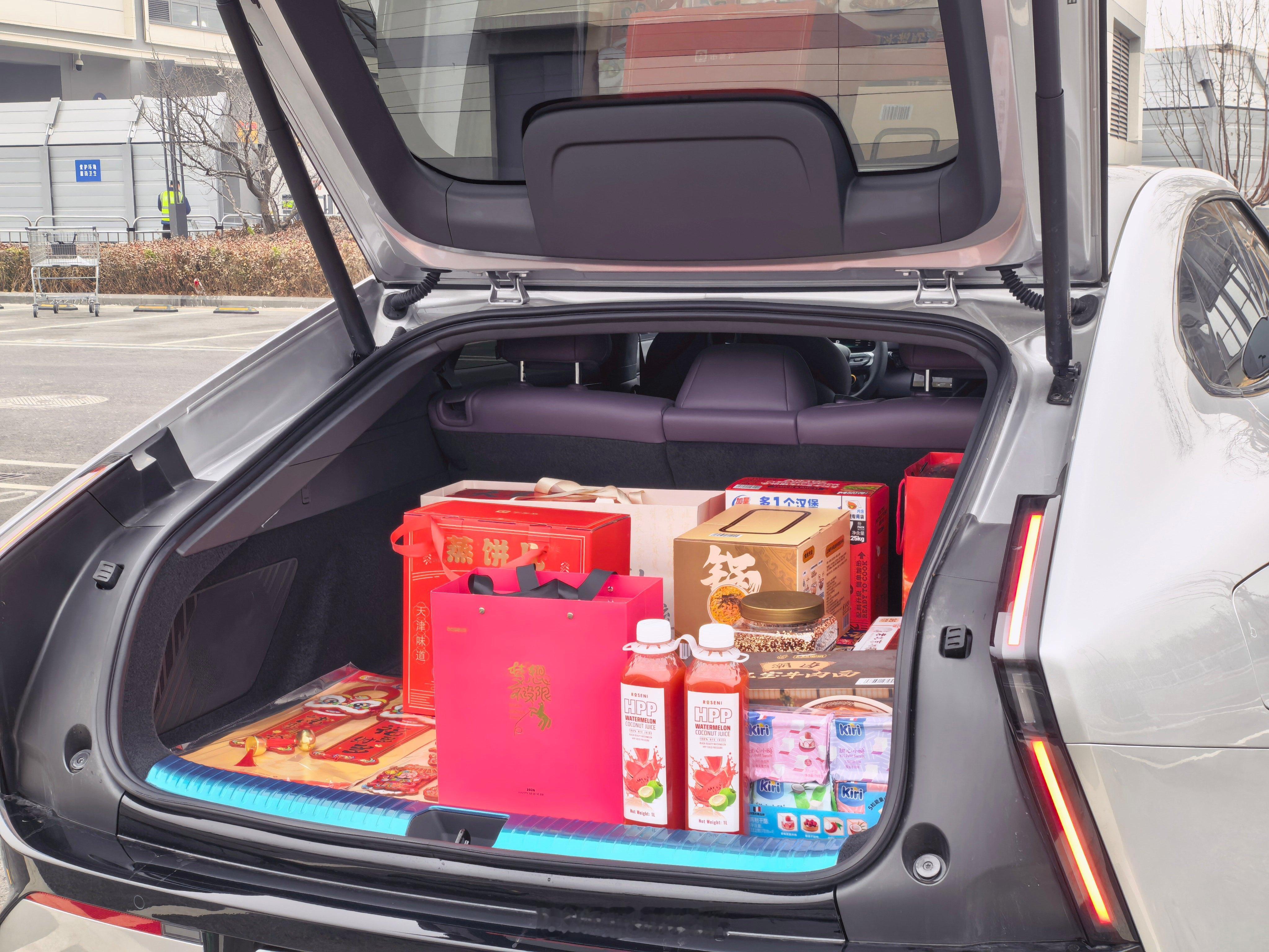 开着小鹏回家过年扫年货去了，小鹏P7太能装了吧，还想着搁不下放后座点，结果不够装