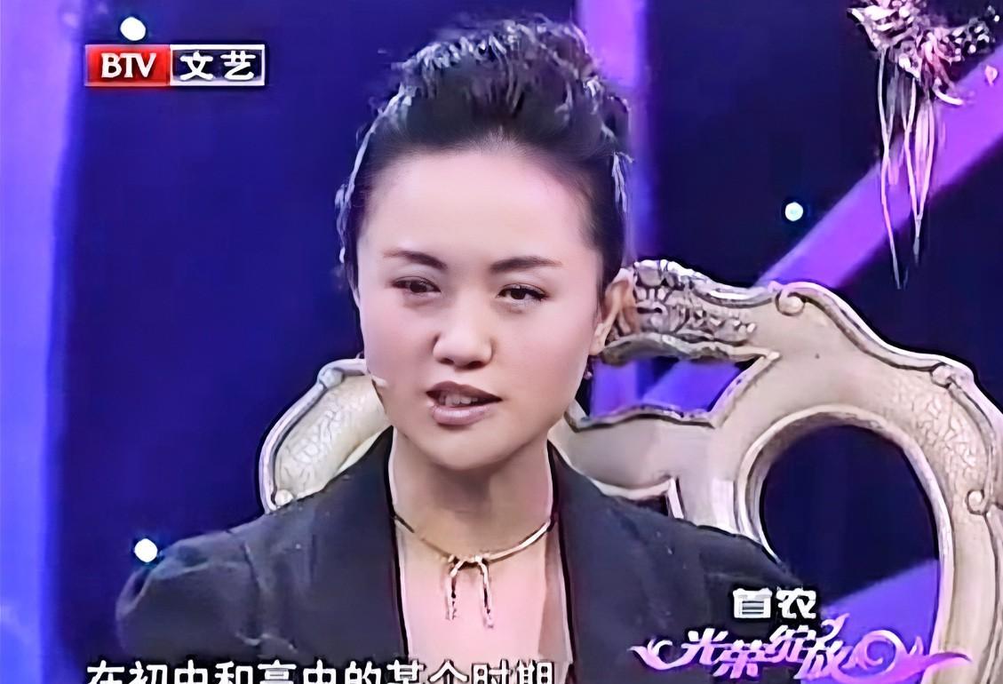 演员朱媛媛说：“我初中和高中的那个时期，觉得自己长得还行，留着齐刘海，黑长直，以