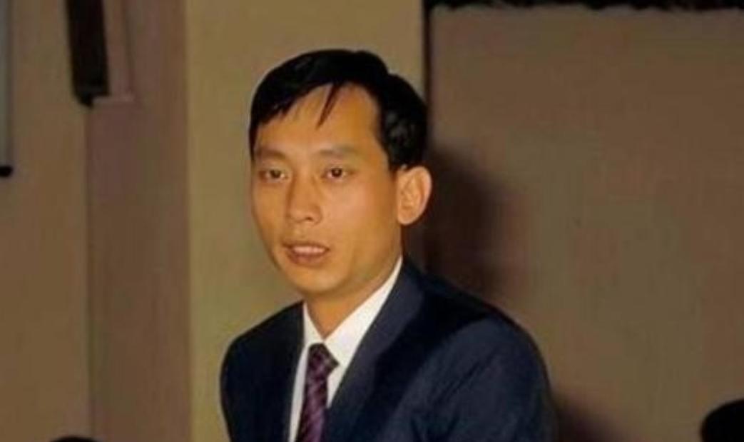 1985年，叛逃至台湾的飞行员萧天润和台湾美女主播张德芬结婚了，婚礼上，萧天润满