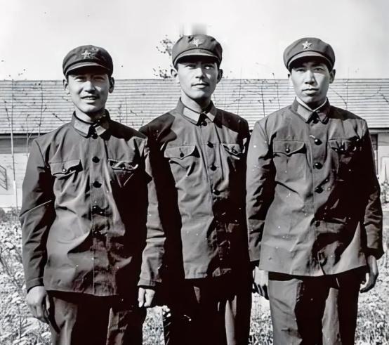 1981年底，提干失败的解放军阎连科办好退伍证后回了老家嵩县。一天，他正在田里播