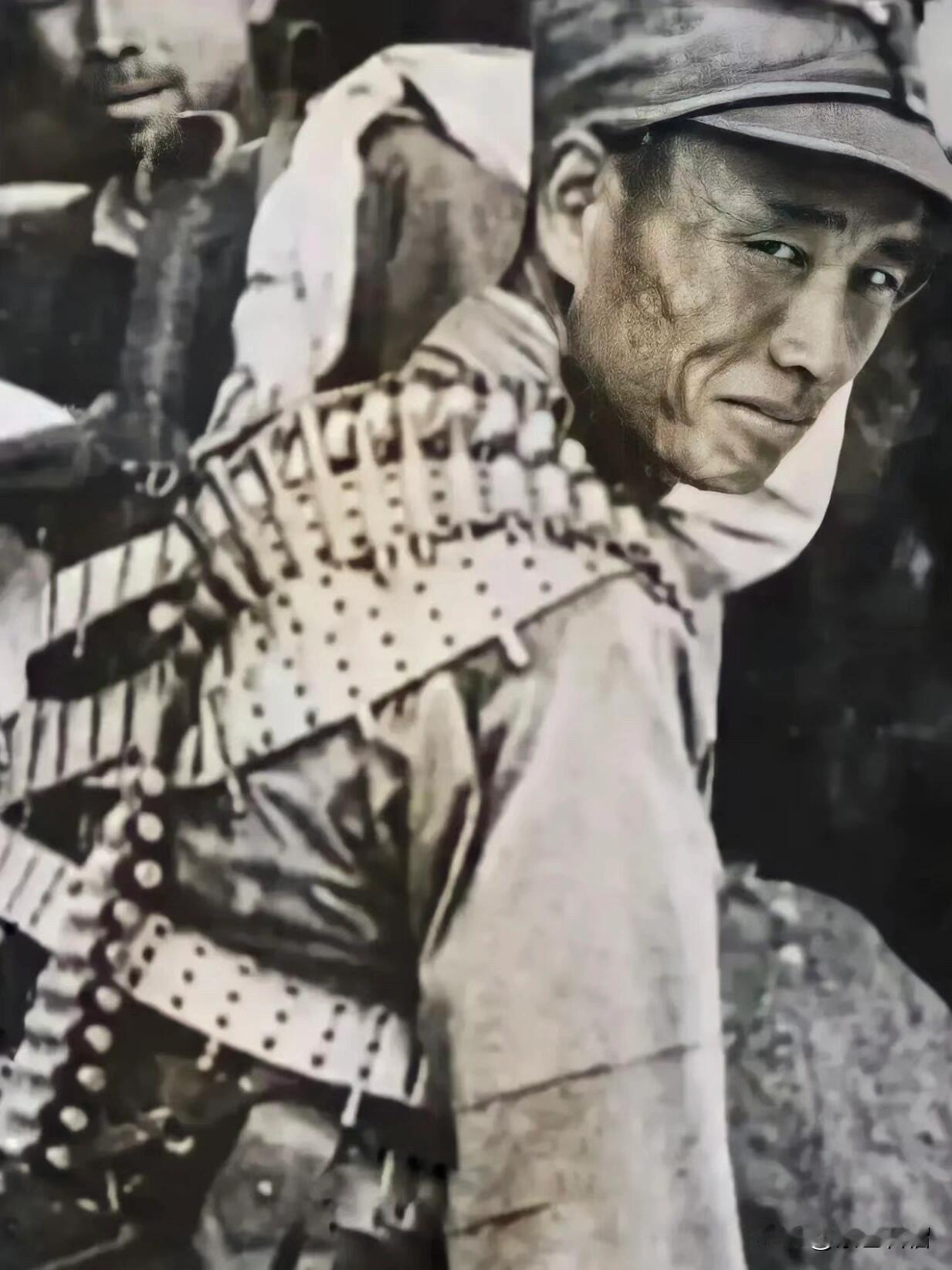 这一回眸，看哭了多少人？这张照片拍摄于淞沪会战时期，一个战士背着满