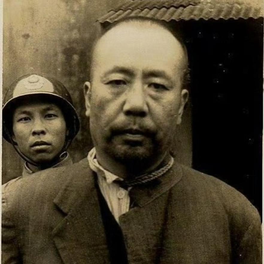 这不是剧照，而是陈宝仓烈士牺牲前，敌人给他拍下的最后影像，这位已经50岁的中年汉