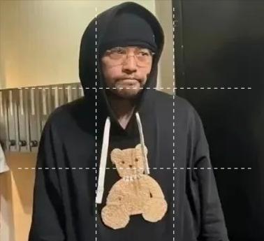 周杰伦在日本的照片曝光，瞬间让人破防！照片中早已不见偶像的模样，深重的眼袋、佝