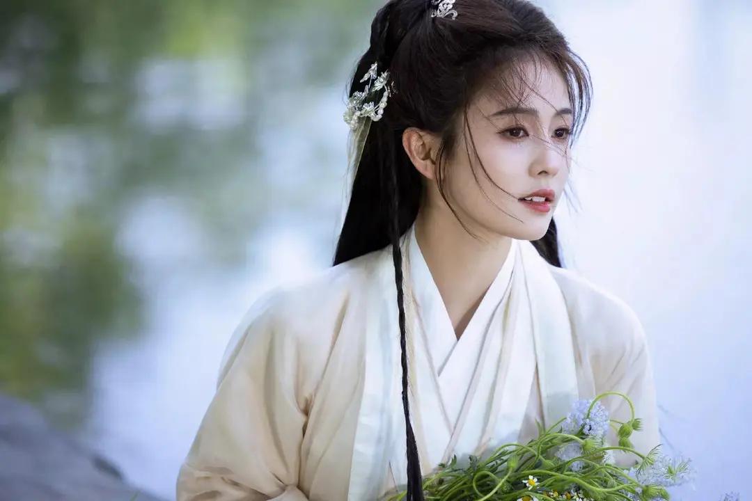 谁能不爱白鹿的美图啊！她的颜值宛如璀璨星辰，每一张照片都美得令人目不转睛。她身