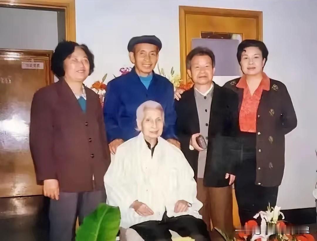 这张1998年的合影，是87岁的曾志在病房里，与她历经波折才聚齐的子女们拍下的最