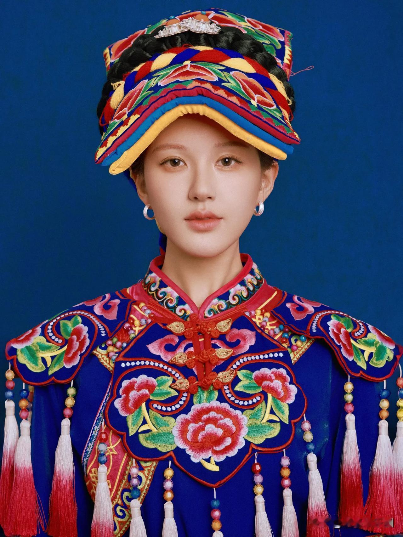 赵露思穿民族服饰拍的这组照片，又美又有韵味！不过听说她脾气是个坎儿，要是能改改，
