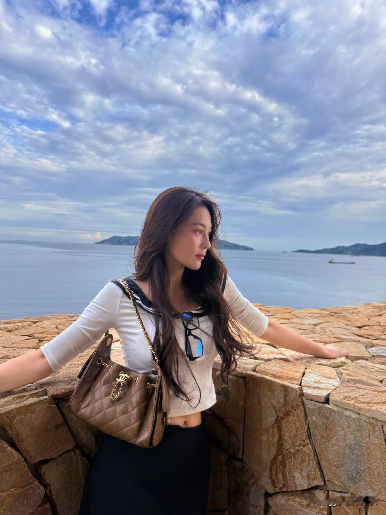 张馨予今天分享了这组落日余晖照，这组海边落日余晖照真的直接戳中审美点了，完全没有