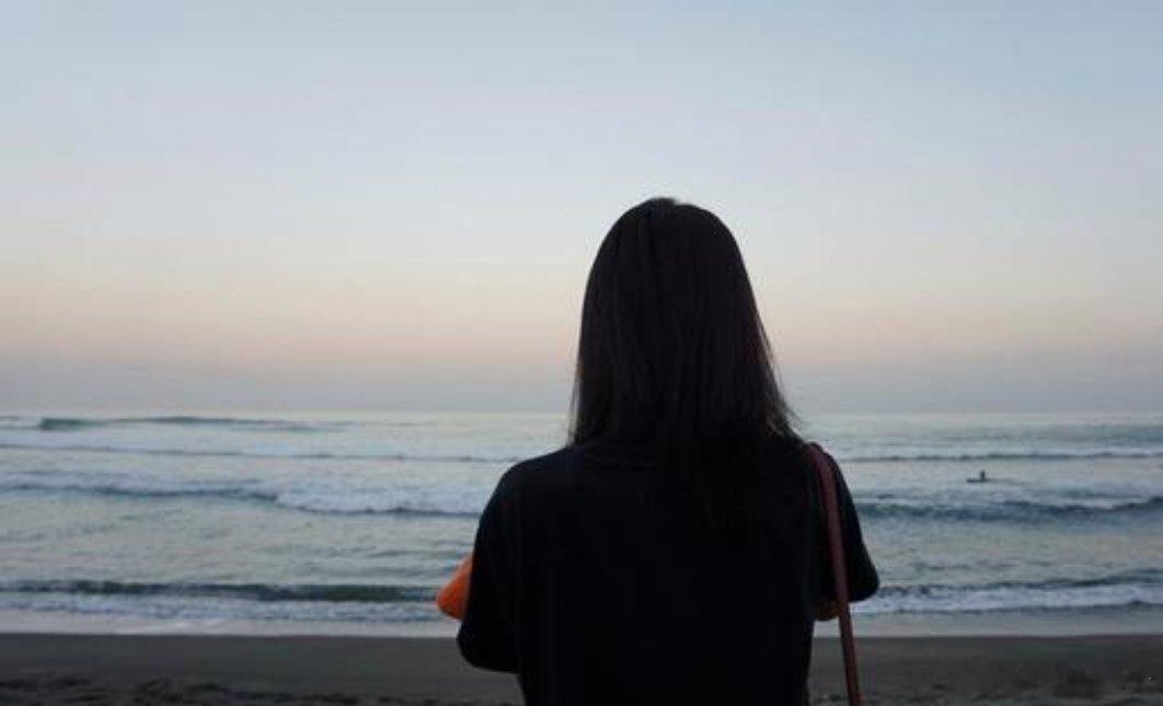 新婚之夜，一对璧人正准备就寝，不料女子翻身之际，指尖触碰到一抹莫名的黏腻，误以为