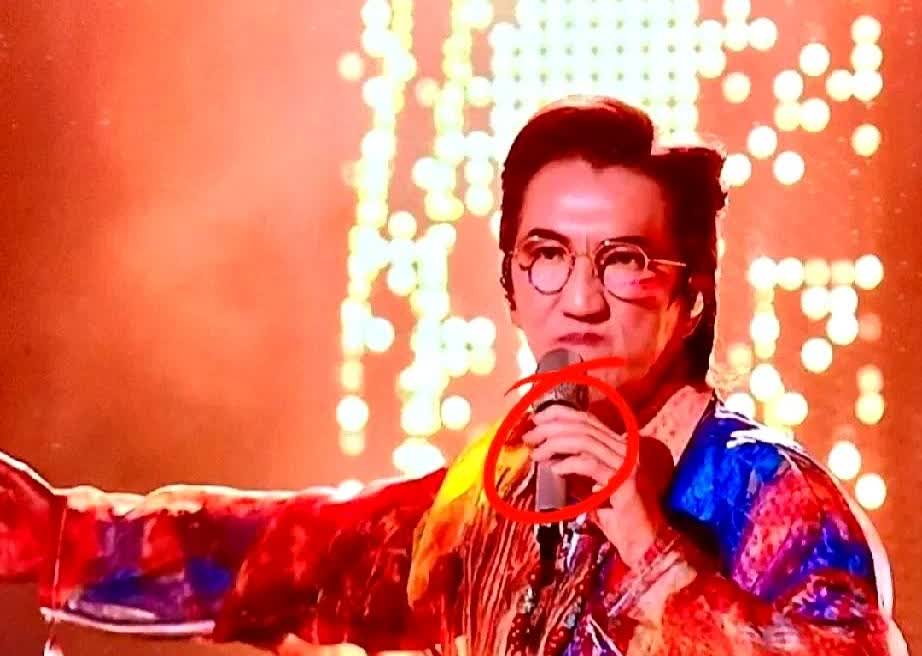 一场比赛过后，喜欢林志炫和不喜欢林志炫的都沉默了！彩排时他光是耳返就调了七遍