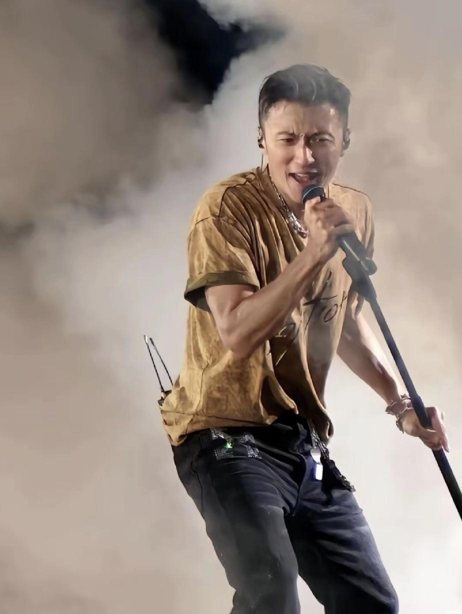 这就是巨星排面，这就是国民度！你猜谢霆锋演唱会场外有几万人？网友一句评论总