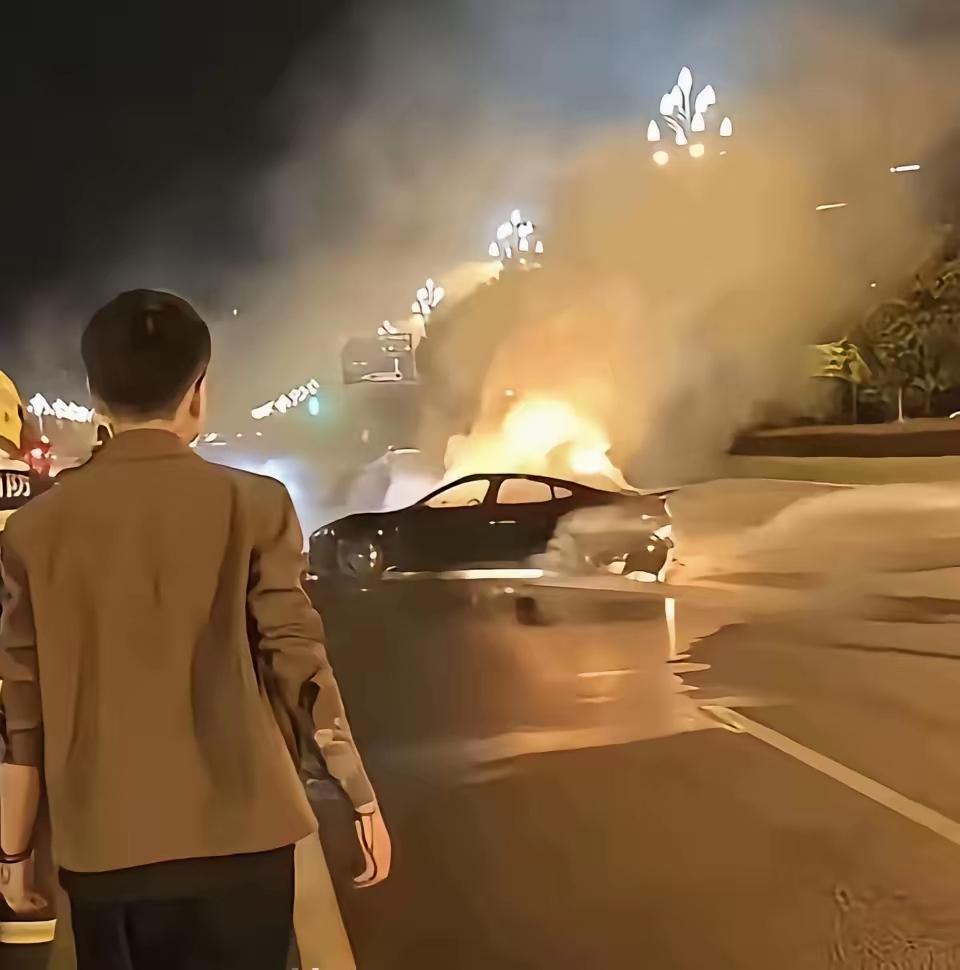 成都小米汽车起火事件，估计会拖累小米股票继续下跌！这起事件，给公众的警示会非常