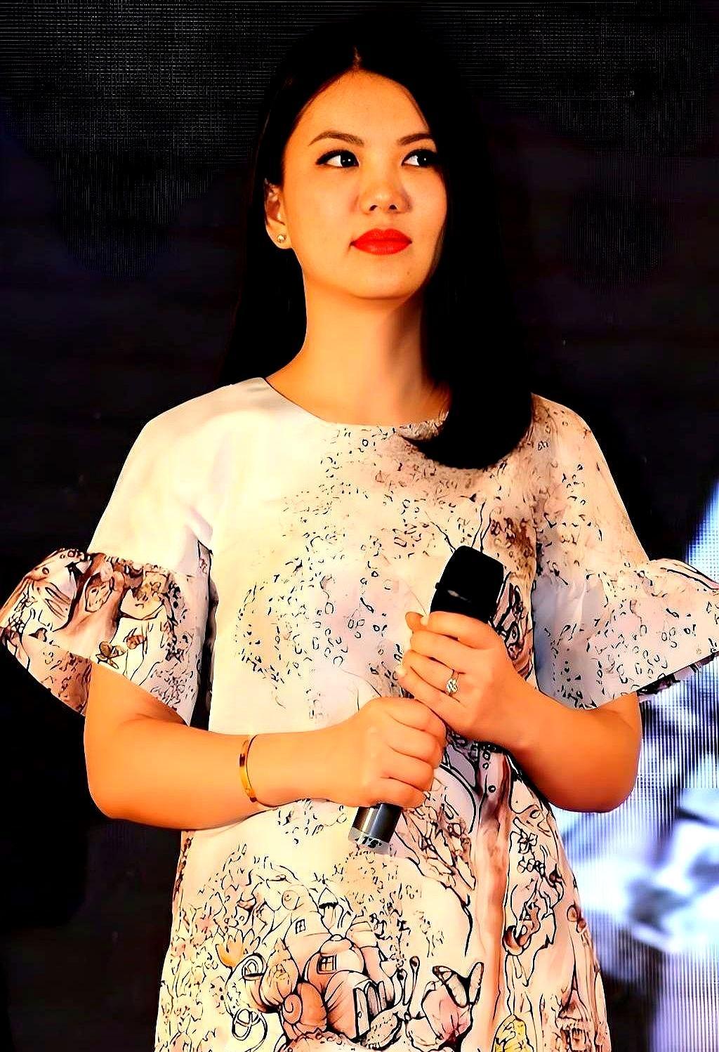 凌晨一点，王岳伦被锁在门外。走廊灯惨白，手机剩7%电。他后来回忆：那一刻明