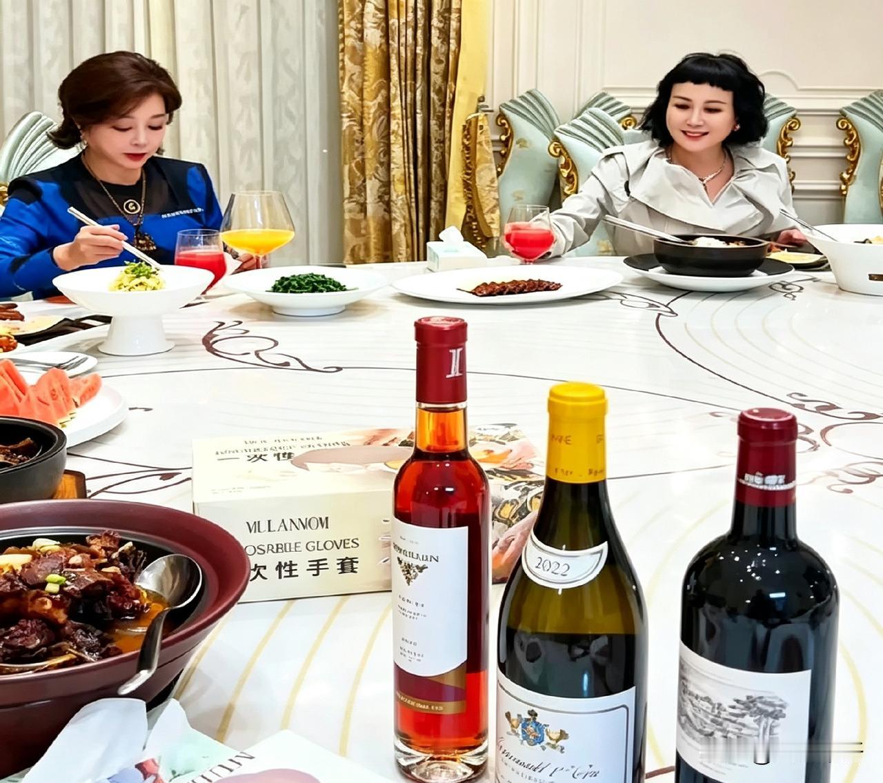 瞅瞅人家刘晓庆跟老友聚餐这画面，桌上那只大澳龙真抢眼，全是高档货。喝得也不含糊，