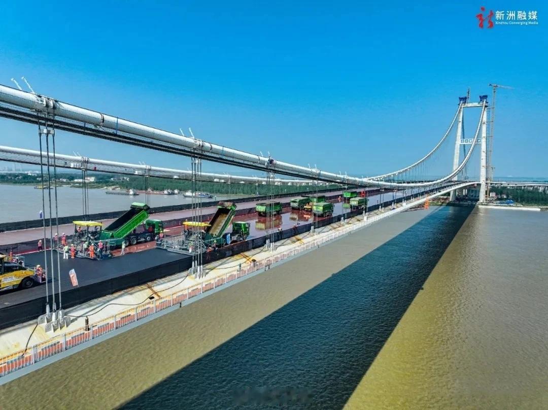 10月28日，由湖北交投集团投资建设、中铁十二局集团承建的两座共计重达两万吨的匝