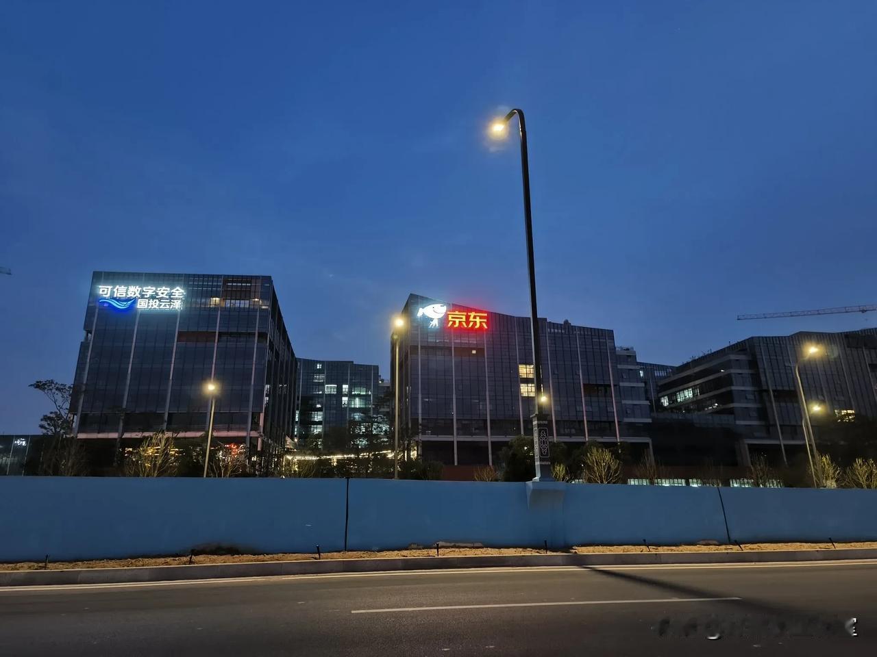 当京东的logo挂在泉州这栋写字楼，看起来竟然有些高大上的感觉，整个园区竟透着发