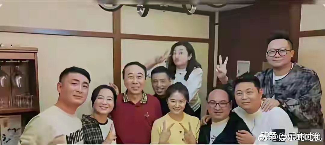 近期贾玲去参加恩师冯巩的生日聚会，从合影中可以看出来大家都很高兴，不过还有一些徒