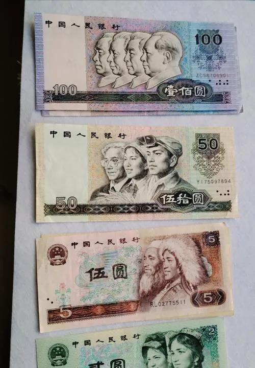 多年前，我到一个城市出差，那时候没有手机，电话也是公用的。住的旅馆几块钱一夜，