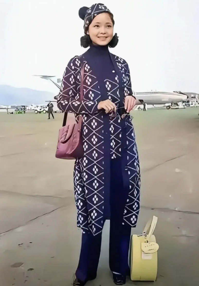 1970年，17岁的邓丽君在台北机场留下了一张令人难以忘怀的照片。那时的她青春正