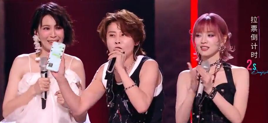 浪姐节目组还应该让李小冉管着王濛！这不，刚当上队长的王濛竟然瞒着导演竟然偷偷把手