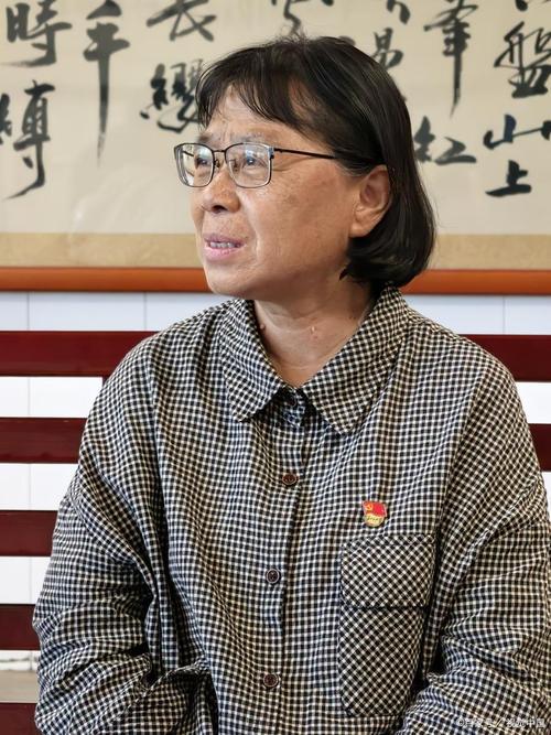 张桂梅卸任不“离岗”68岁的张桂梅，卸下华坪女高校长担子，却没离开大山里的女孩