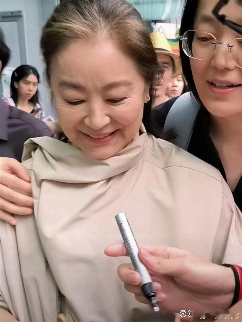如今林青霞已然步入奶奶年纪，可绝色美人从不会败给岁月。年少时容颜惊艳了时光，年长