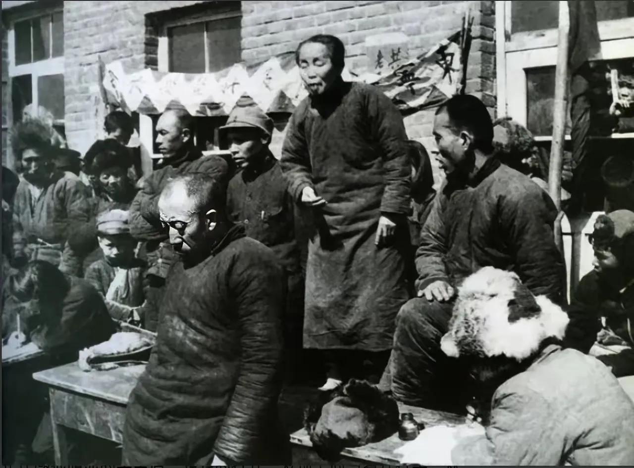 1950年，甘肃土改时，一个大地主遭到了清算。临刑前，他突然拼命挣扎，高声喊道：