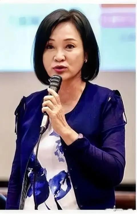 柯志恩手握三张好牌——深耕高雄、王金平和韩国瑜力挺、对手偏弱，结果民调反而崩了1