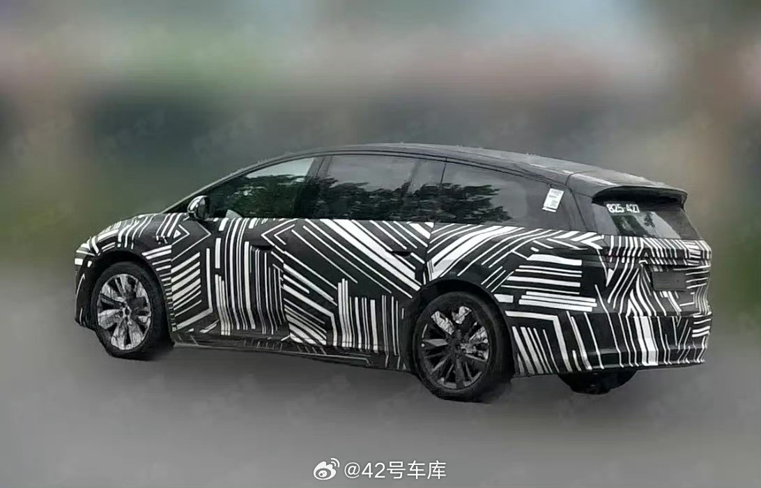 这是新理想i8还是i9，还是老图？看着是隐藏式门把手42how理想i8