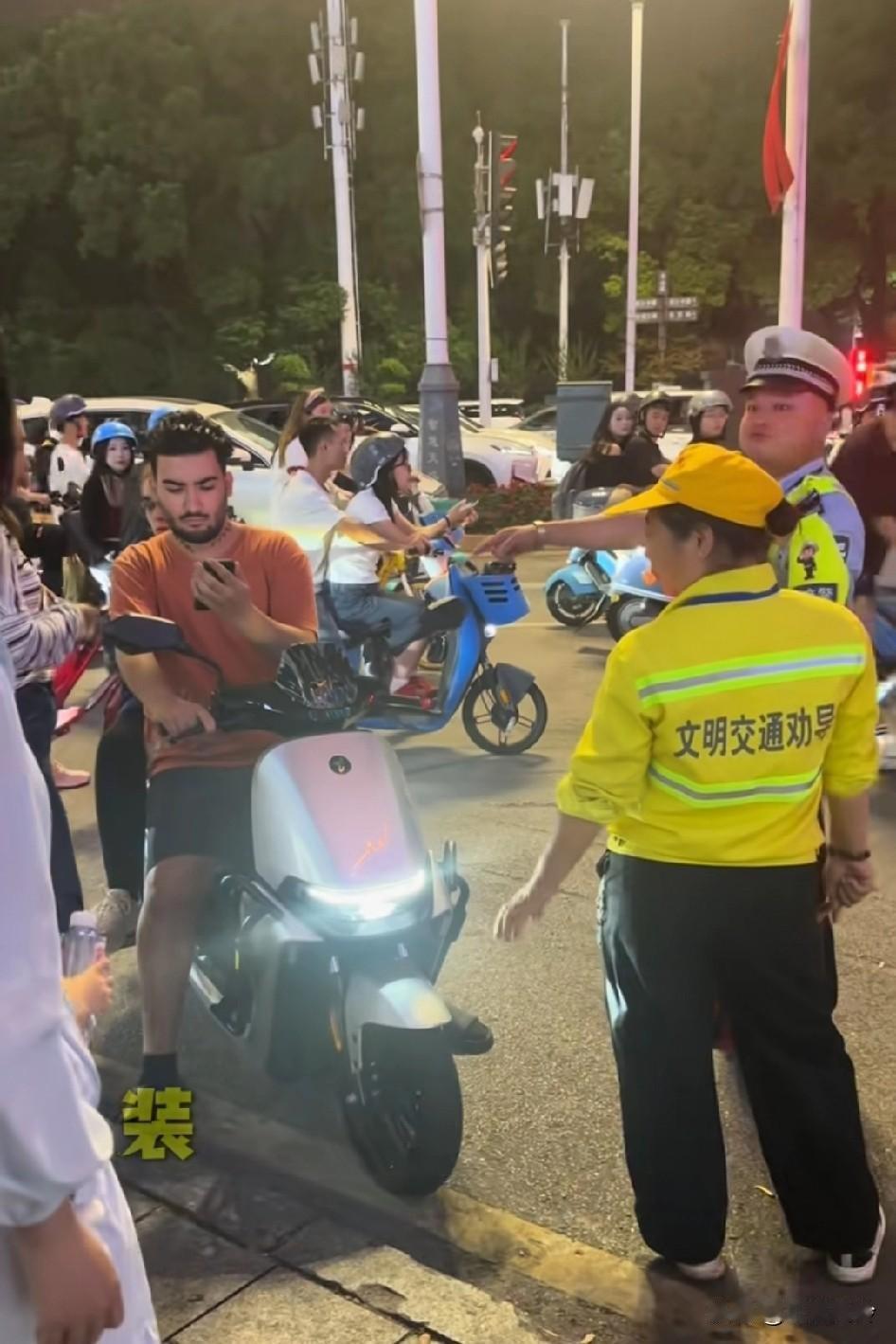 长沙街头，一位伊朗人不戴头盔被交警抓住，还不走非机动车道，被交警拦住教训“你不
