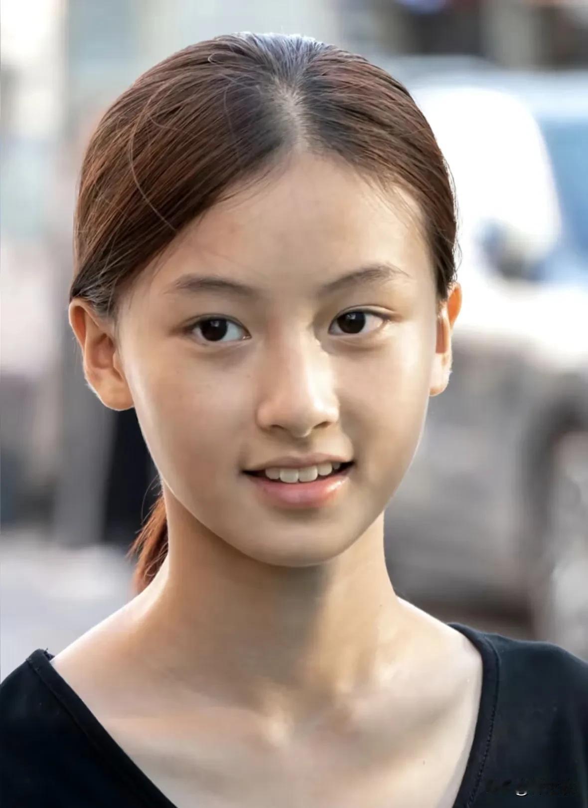 七七的这个长相确实能吃颜值饭啊，因为她现在才14岁很有潜力，如果她能找到好的包装