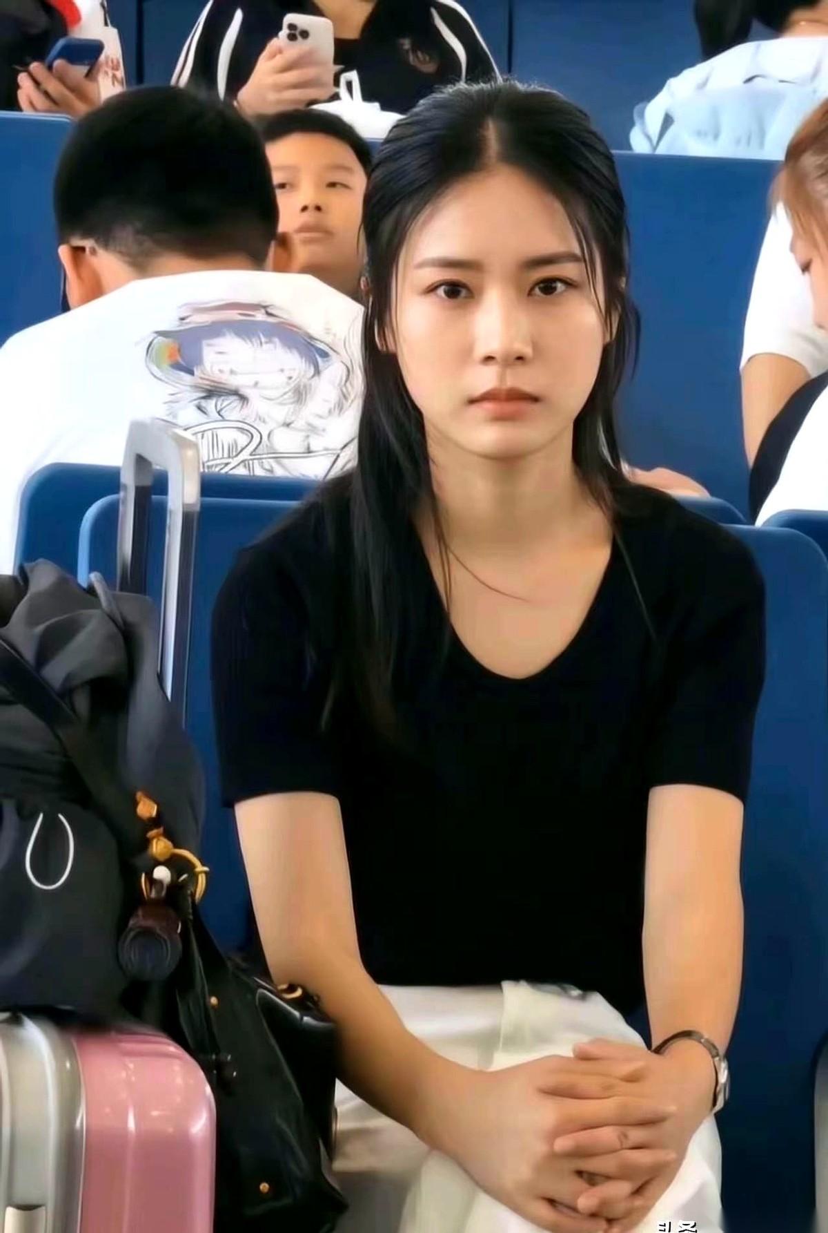 刚才在高铁上，我盯了一个女孩足足五分钟。不是变态啊，是真的挪不开眼。现在的姑