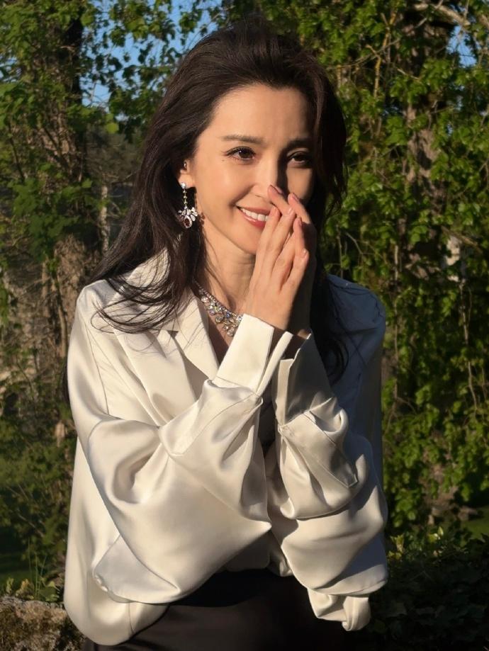 最近李冰冰拍摄了一组超美的大片，这组大片有种古今交相辉映的感觉，效果极为出彩。