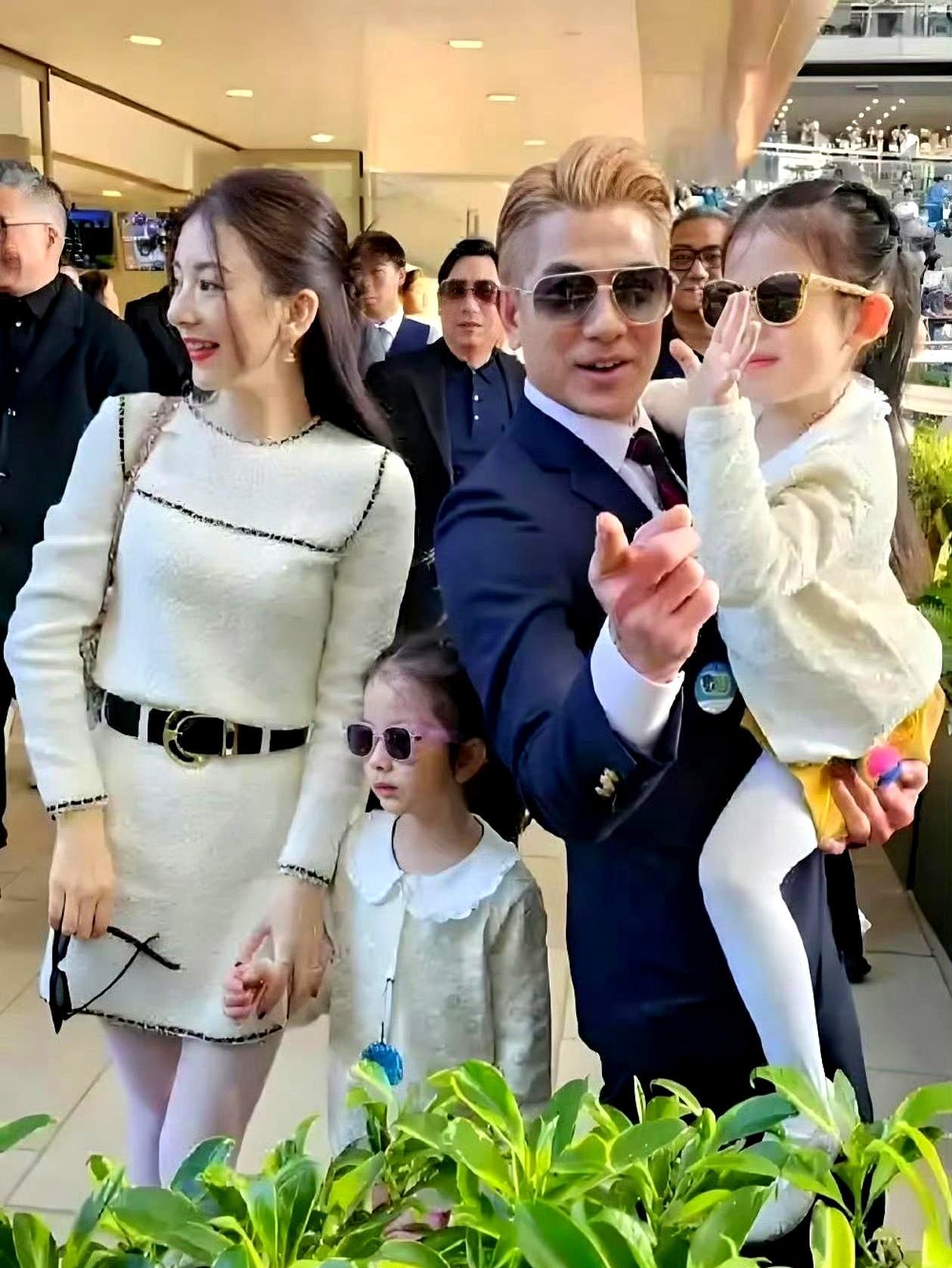 郭富城四个多月的女儿，一见他脸就皱成包子哭。天王爸爸，成了闺女眼里的陌生人。