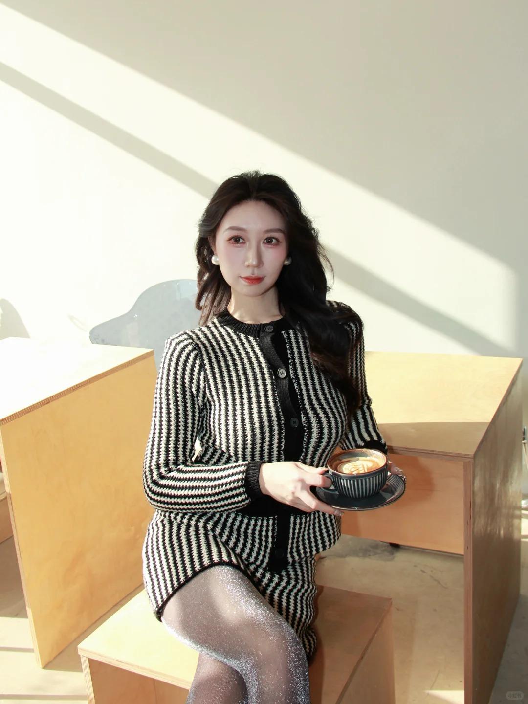 不赶时间，也不被时间追赶。找个安静的角落坐下，温热的咖啡杯贴着掌心，绵密的香气漫